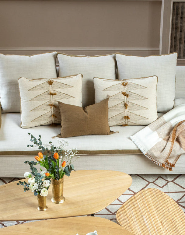 Un salon avec son grand divan blanc Calife confortable