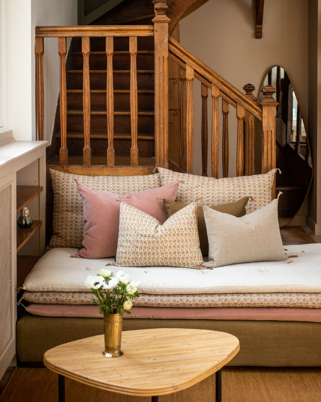 Housse de coussin avec pompoms imprimés à la main
