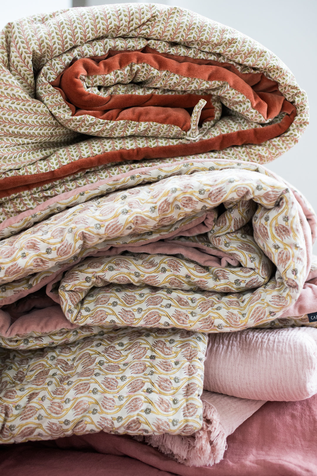 Literie : couvre-pied dans les tons roses