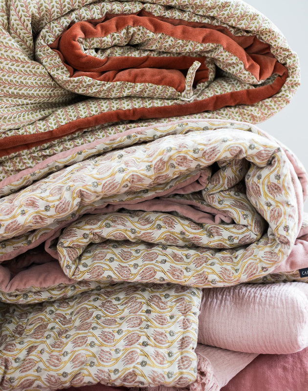 Literie : couvre-pied dans les tons roses