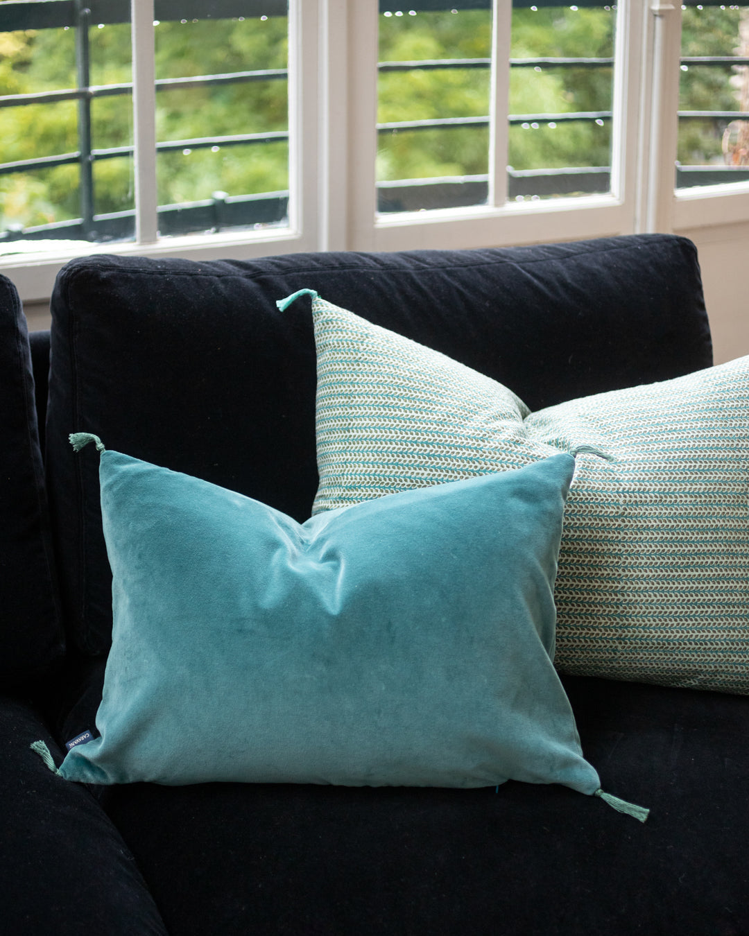 Housse de coussin Florio lac en coton imprimé au bloc et avec 4 pompons aux extrémités
