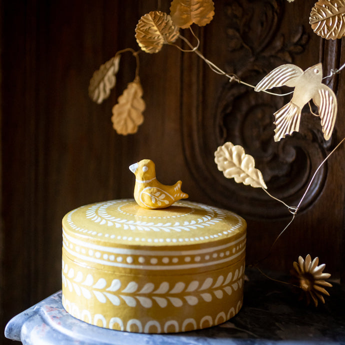 Guirlande dorée originale avec des oiseaux et des feuilles