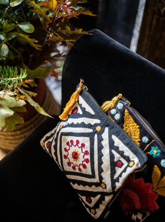 Pochette brodée avec un pompon coloré