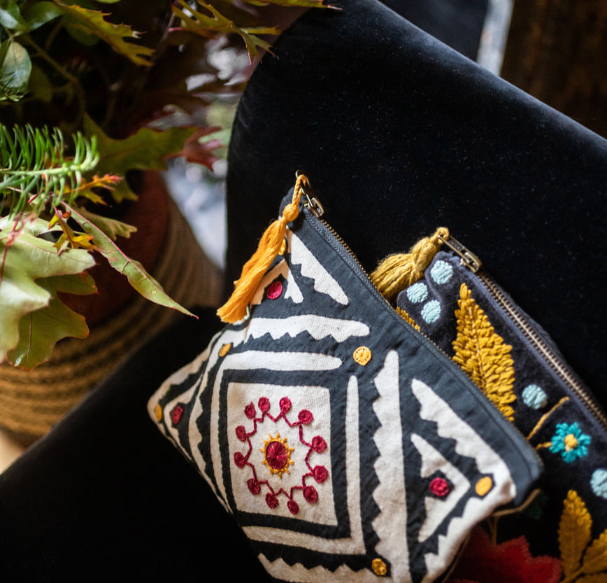 Pochette brodée avec un pompon coloré