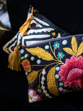 Pochette noirs avec des broderies colorée à fleurs