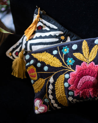 Pochette noirs avec des broderies colorée à fleurs