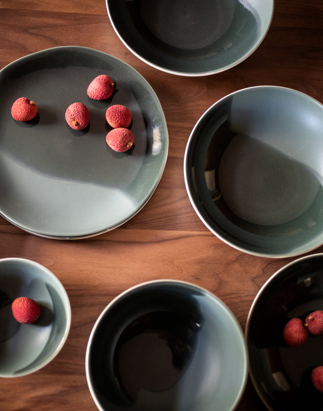 Assiettes ontrastes mat-brillant en grès émaillé