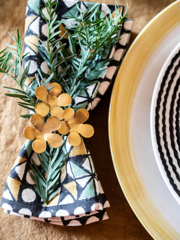 Détail du liseré jaune de l'assiette en faïence émaillée