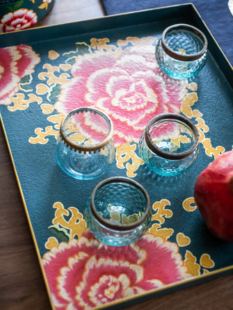 Plateau bleu avec des finitions dorées