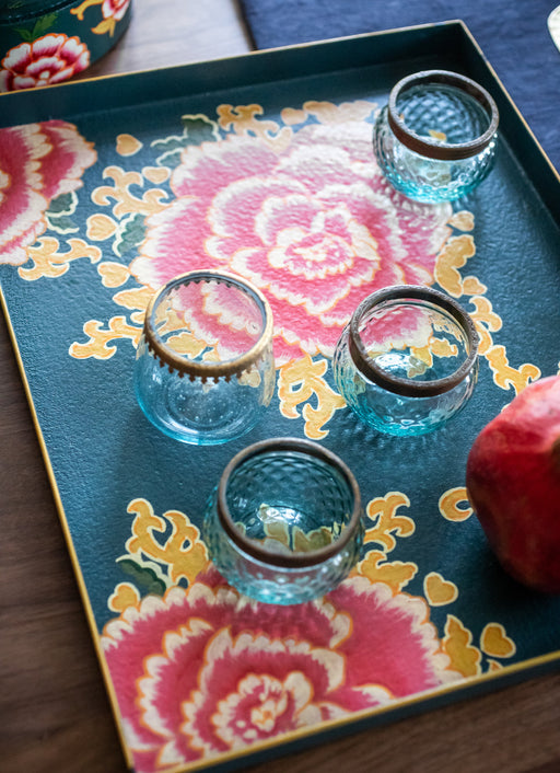 Plateau bleu avec des finitions dorées