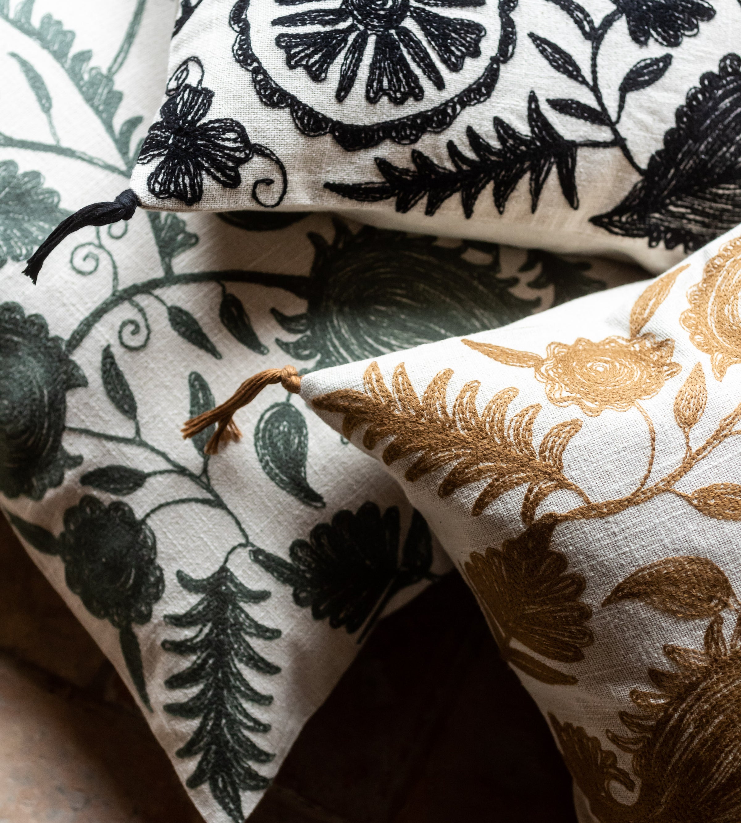 Détails des motifs des housses de coussin Anor en coton brodé