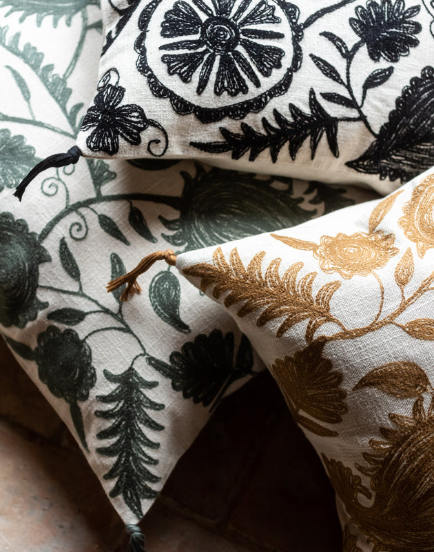 Détails des motifs des housses de coussin Anor en coton brodé