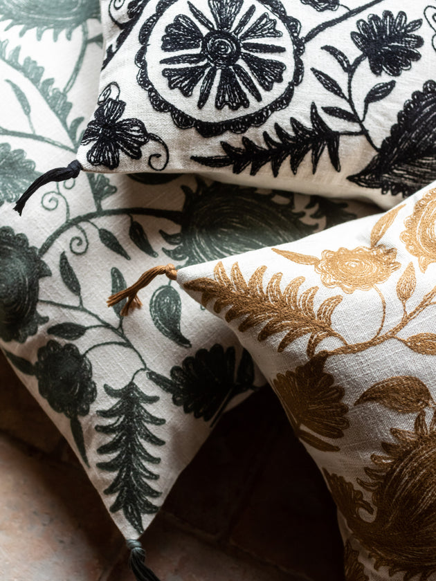 Détails des motifs des housses de coussin Anor en coton brodé