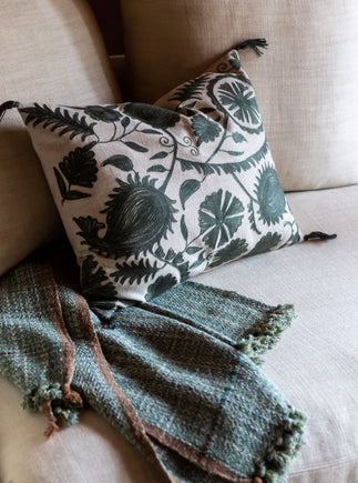 Housse de coussin en coton brodé Anor couleur Cyprès à motifs délicats