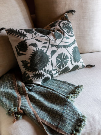 Housse de coussin en coton brodé Anor couleur Cyprès à motifs délicats