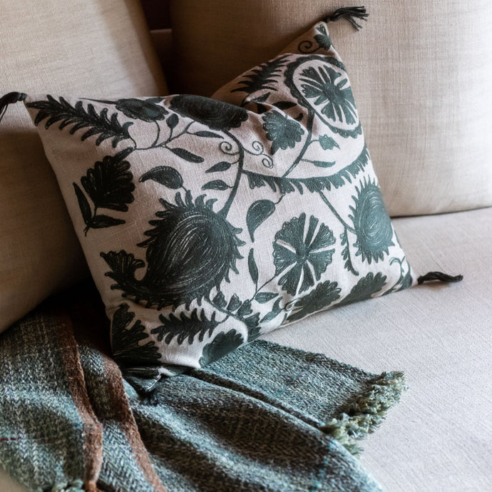 Housse de coussin en coton brodé Anor couleur Cyprès à motifs délicats