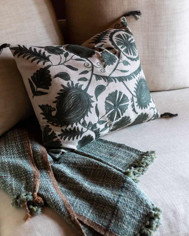 Housse de coussin en coton brodé Anor couleur Cyprès à motifs délicats