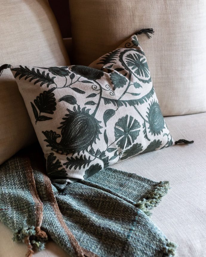 Housse de coussin en coton brodé Anor couleur Cyprès à motifs délicats