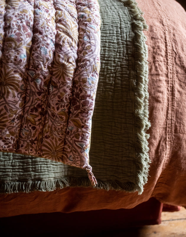 Détail des motifs végétaux de l'imprimé Papilio du couvre pied Papilio.