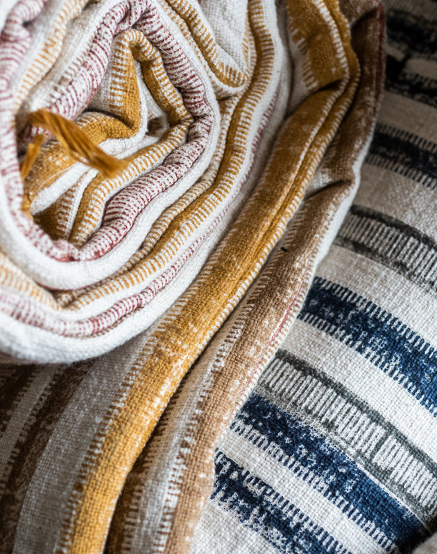 Détail du sofa cover Kormo jaune et bleu