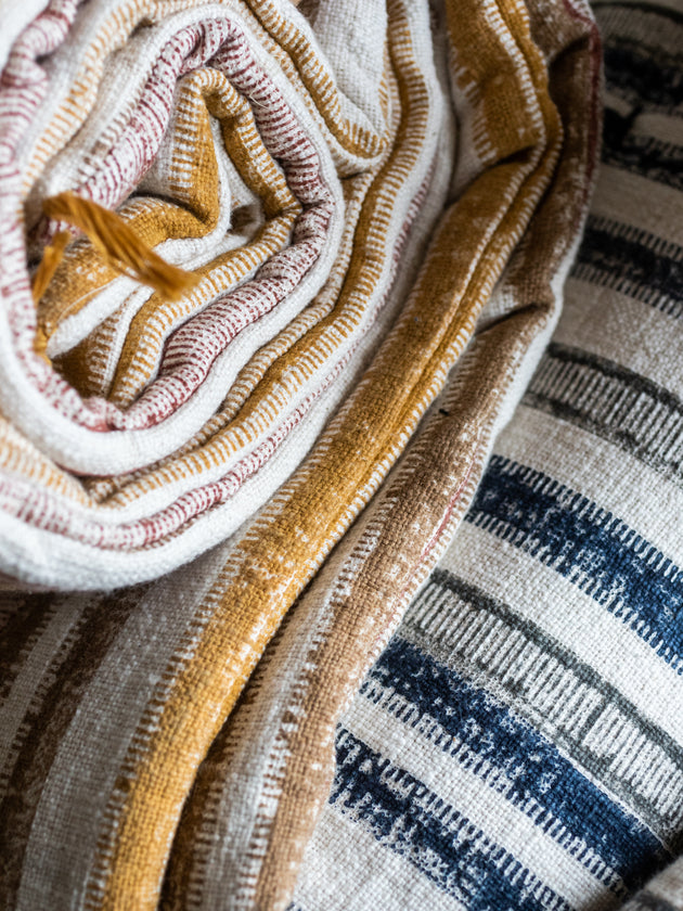 Détail du sofa cover Kormo jaune et bleu