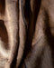 Détail de la surpiqûre de la nappe en lin lavé Noé