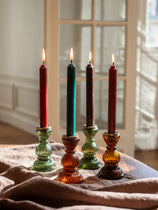 Quatre chandelles en cire et leurs bougeoirs en verre recyclé