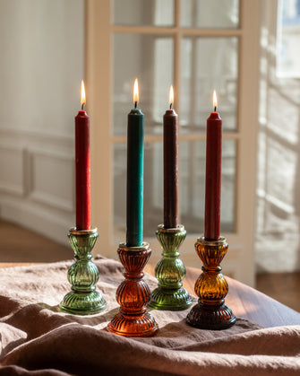 Quatre chandelles en cire et leurs bougeoirs en verre recyclé