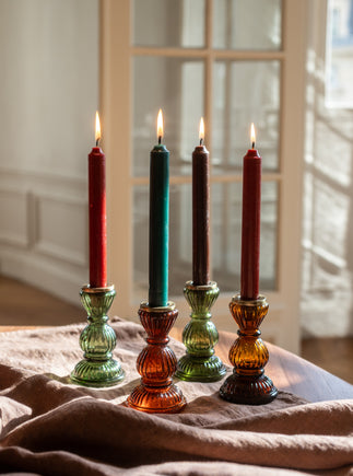 Quatre chandelles en cire et leurs bougeoirs en verre recyclé