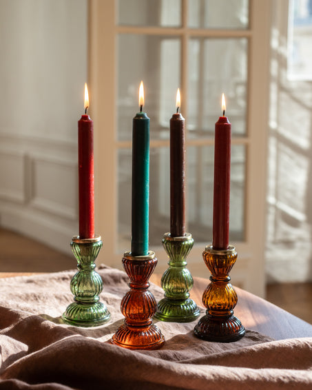 Quatre chandelles en cire et leurs bougeoirs en verre recyclé