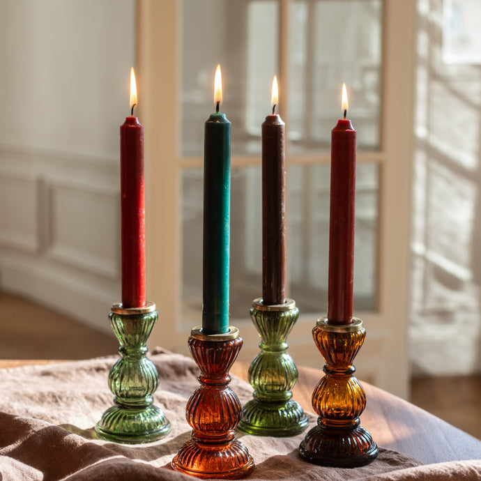 Quatre chandelles en cire et leurs bougeoirs en verre recyclé