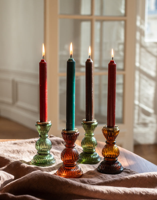 Quatre chandelles en cire et leurs bougeoirs en verre recyclé