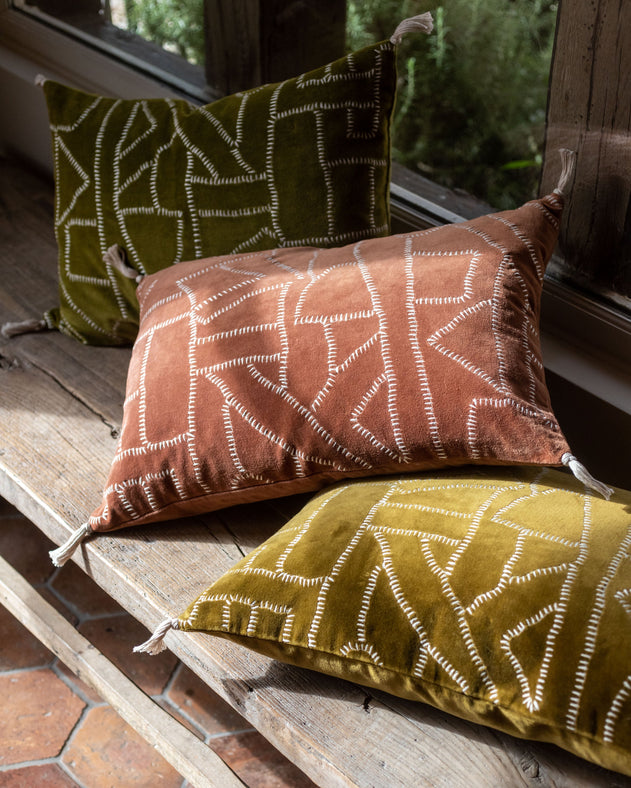 Trois housses de coussins en velours de coton et aux motifs géométriques Jody pour habiller un canapé