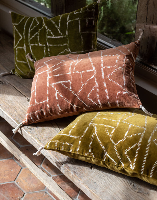 Trois housses de coussins en velours de coton et aux motifs géométriques Jody pour habiller un canapé