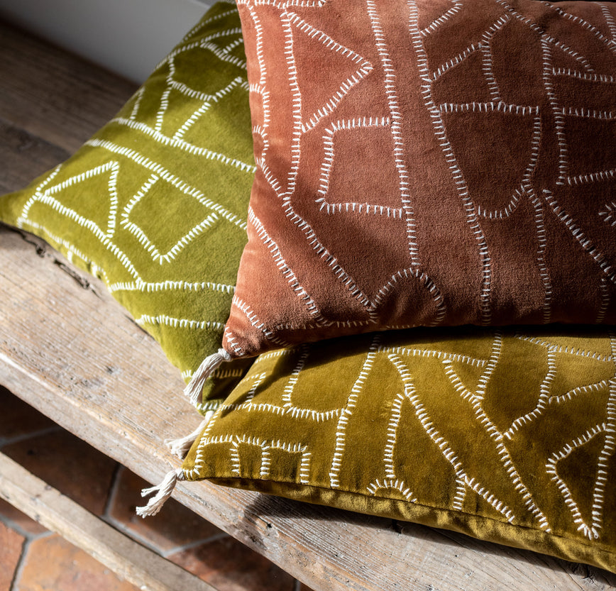 Trois housses de coussin Jody en velours de coton couleurs Biscuit, citrine et Dune