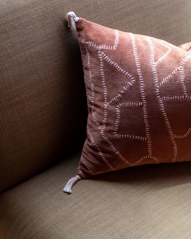 Housse de coussin Jody aux motifs géométriques en surpiquage