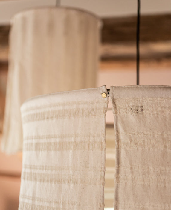 Détail de la fermeture de la suspension Chimère avec un bouton de laiton.