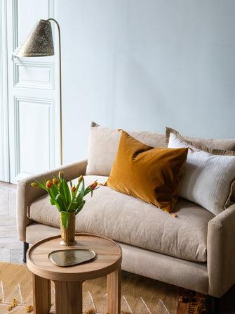 Lampadaire en acier Ella bronze élégant pour salon avec abat-jour perforé