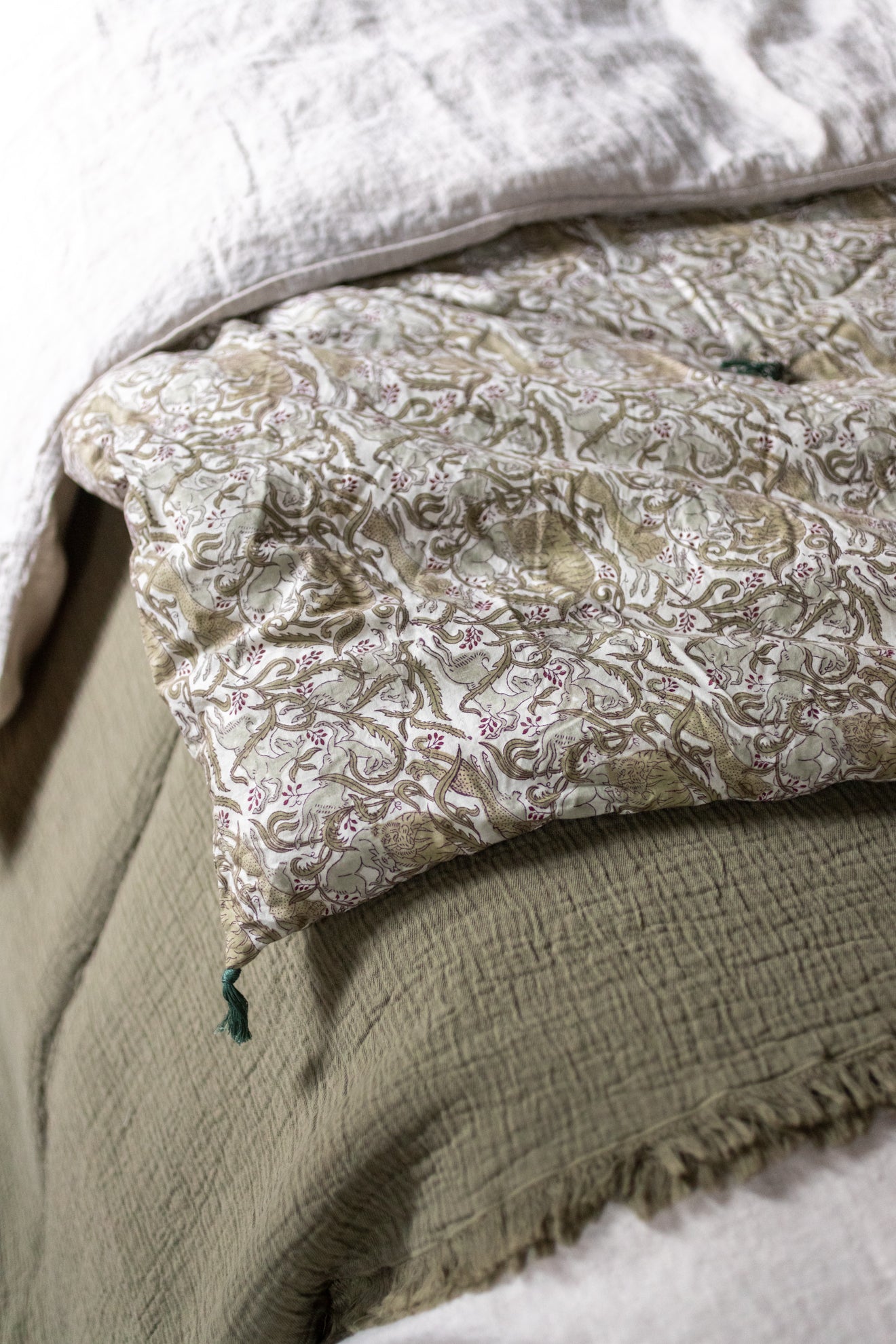 Courtepointe Letho en coton et microfibre avec pompons aux coins