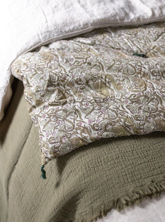 Courtepointe Letho en coton et microfibre avec pompons aux coins