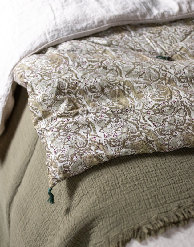 Courtepointe Letho en coton et microfibre avec pompons aux coins