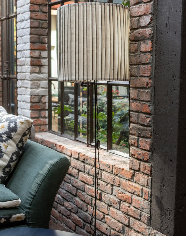 Pied de lampadaire Eos en acier brut noir