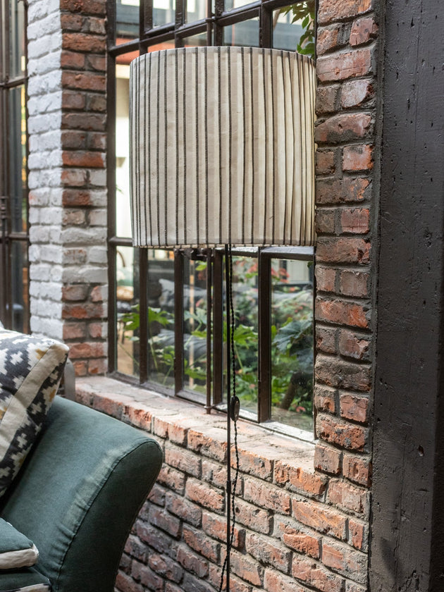 Pied de lampadaire Eos en acier brut noir