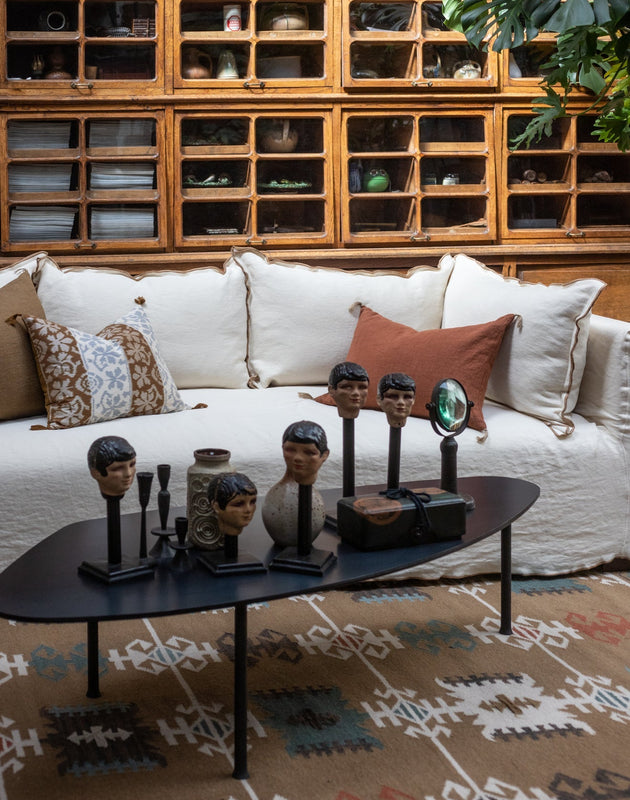 Table Basse Atoll à trois pieds en acier brut noir 