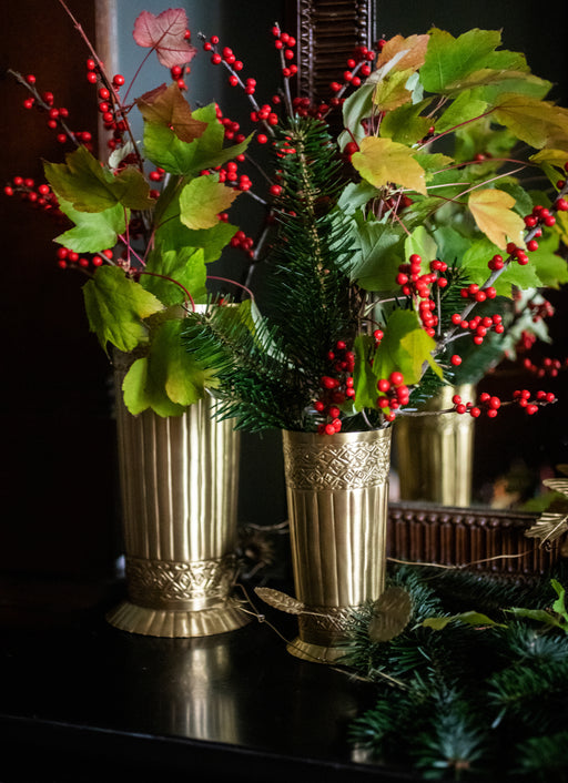 Deux vases pour fleurs doré en laiton à stries et motifs géométriques