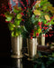 Deux vases pour fleurs doré en laiton à stries et motifs géométriques