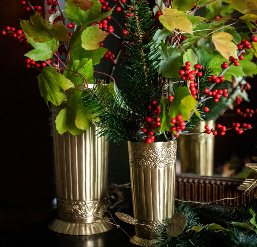 Deux vases pour fleurs doré en laiton à stries et motifs géométriques