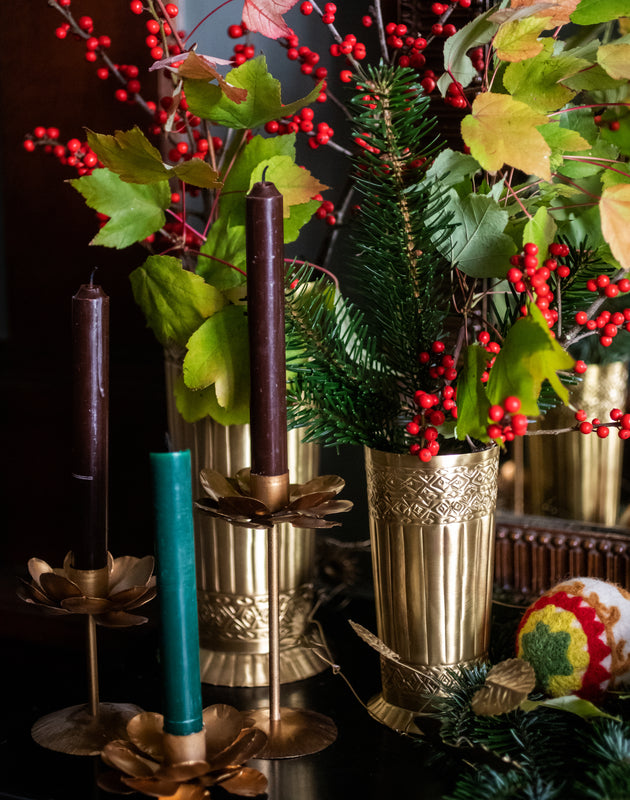 Chandelles en cire dans leurs bougeoirs hauts en métal doré