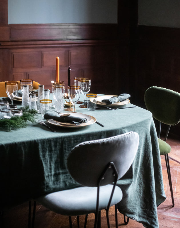 Nappe Sélena en lin lavé bordé d'un fin bourdon contrasté.