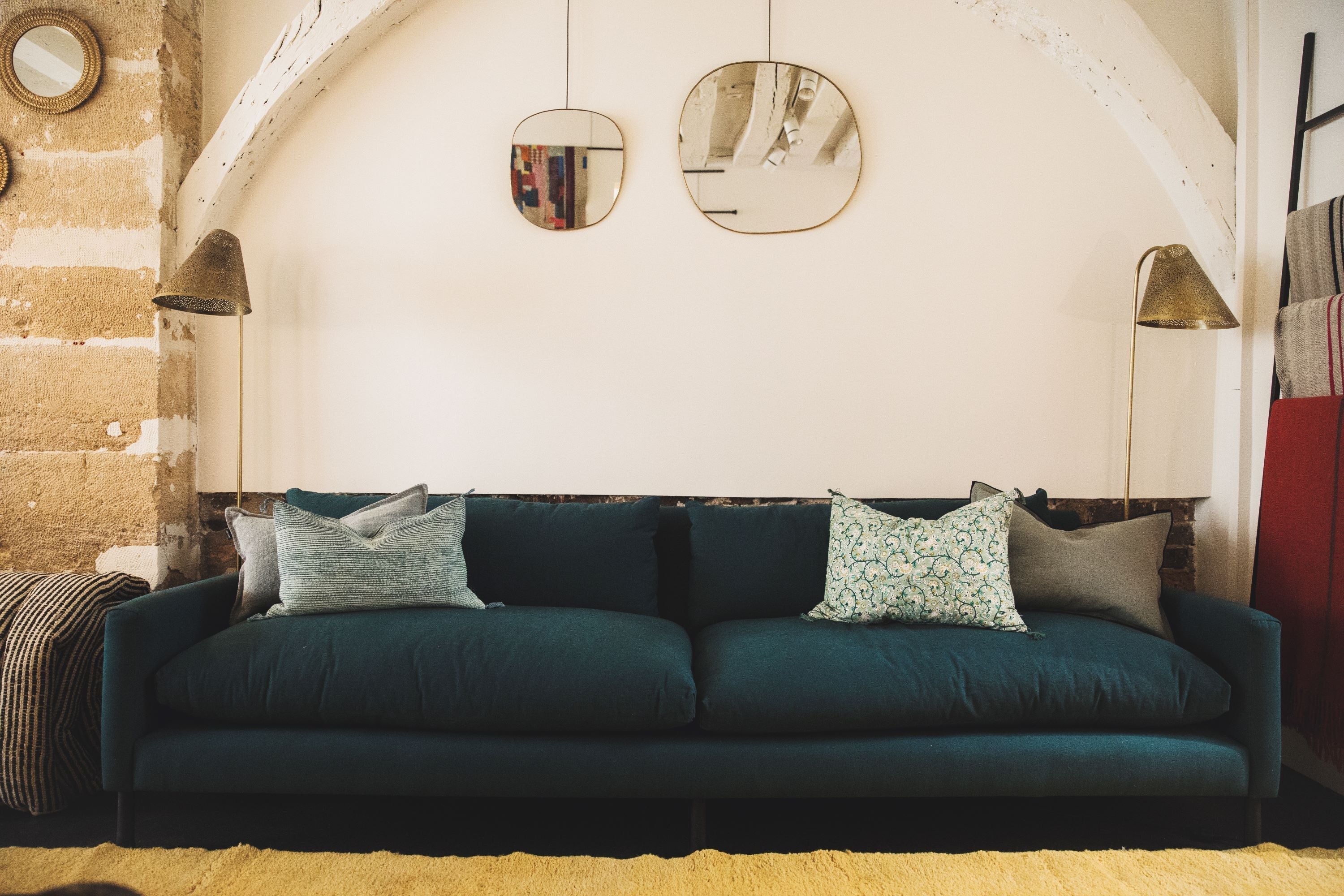 Inspiration de salon avec un canapé vintage bleu